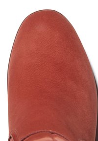 Rode suède schoen met een gladde textuur en een ronde neus. Bevat minimale stiksels en een subtiele glans op het bovenoppervlak.