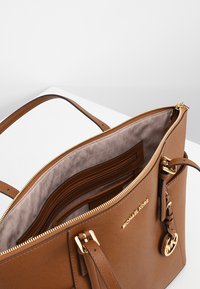 MICHAEL Michael Kors JET ITEM TOTE - Rankinė - cognac