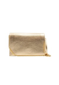Pochette in pelle dorata con superficie strutturata, dotata di tracolla a catena e design con patta pieghevole. Minimalista senza dettagli di ferramenta visibili.