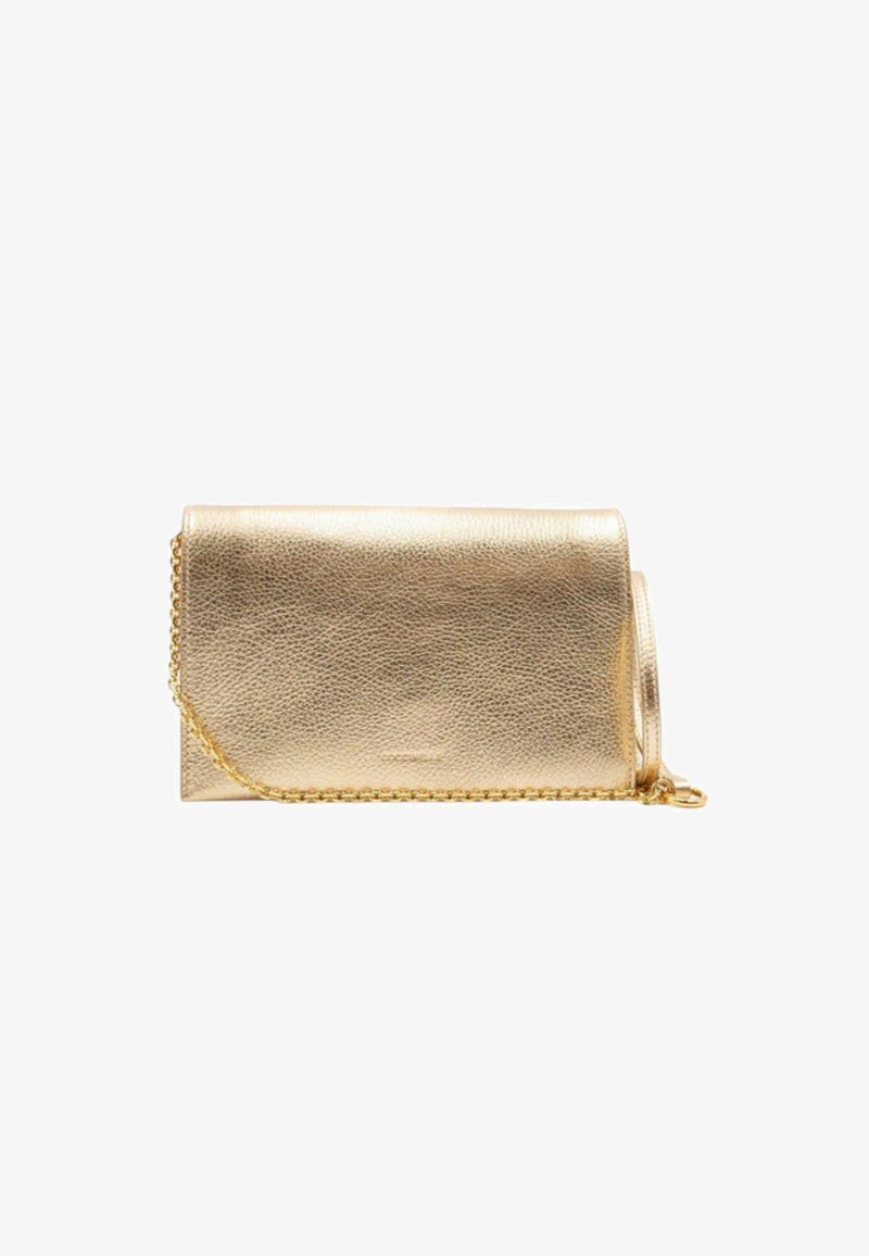 Pochette in pelle dorata con superficie strutturata, dotata di tracolla a catena e design con patta pieghevole. Minimalista senza dettagli di ferramenta visibili.