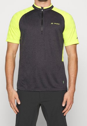 Uomo che indossa una maglia da ciclismo a maniche corte con maniche giallo neon e parte frontale grigio scuro, collo con cerniera e logo VAUDE sul petto.