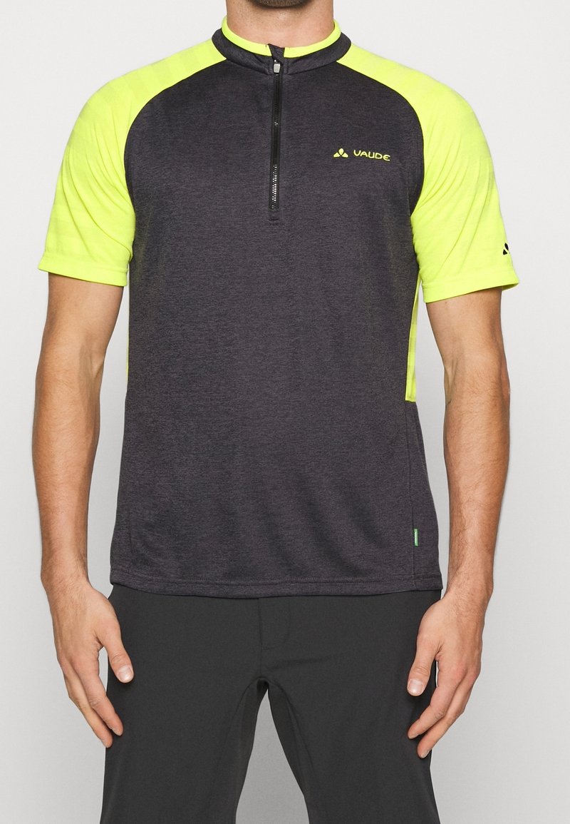 Homme portant un maillot de cyclisme à manches courtes avec des manches jaune néon et un devant gris foncé, col zippé et logo VAUDE sur la poitrine.
