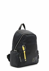 Svart ryggsäck med en strukturerad yta, som har ett gult dekorativt band, silverfärgad hårdvara och kontrasterande grå sömmar. Två fickor med dragkedja.