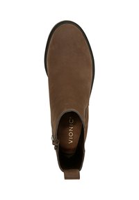 Bottine en suede marron avec un bout rond, fermeture éclair à l'arrière et logo Vionic sur la semelle intérieure. Dotée d'une semelle noire texturée et basse.