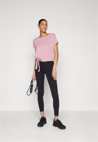 ONLY Play ONPJAB LIFE KNOT TEE - Trükipildiga T-särk - lilas