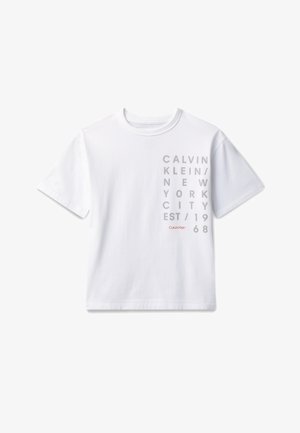 T-shirt blanc à manches courtes avec un texte vertical gris indiquant « Calvin Klein/New York City Est/1968 » et un petit logo rouge « Calvin Klein ».