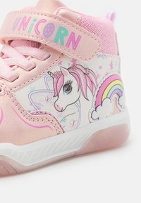 Roze high-top sneaker met een glanzende afwerking, voorzien van eenhoorn- en regenbooggraphics, klittenbandsluiting en een gestructureerde zool.