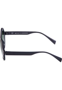 Lunettes de soleil noires avec des verres rectangulaires, finition mate et branches fines. Protection UV et détails du modèle imprimés à l'intérieur de la branche.