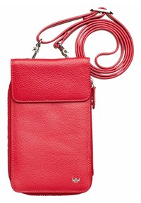 Sac bandoulière rouge en cuir avec une surface texturée, fermeture éclair, rabat supérieur et une longue sangle ajustable. Présente des accents en métal argenté.