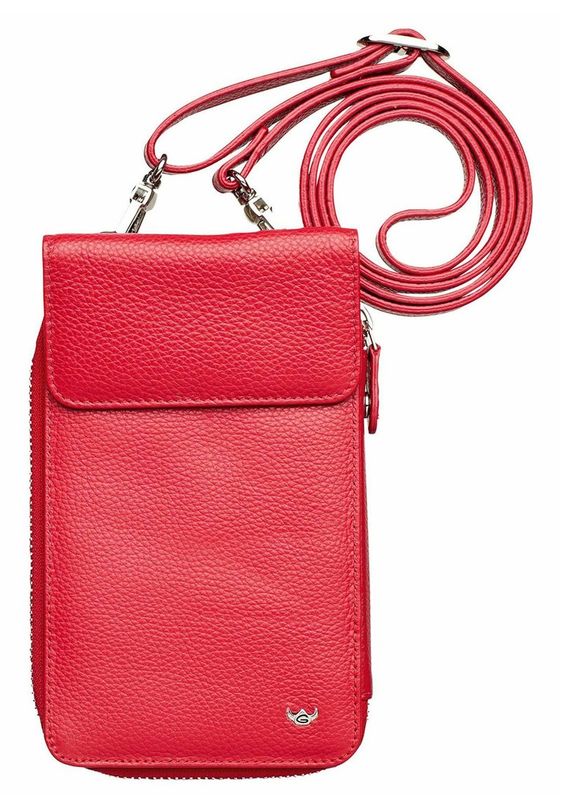 Sac bandoulière rouge en cuir avec une surface texturée, fermeture éclair, rabat supérieur et une longue sangle ajustable. Présente des accents en métal argenté.