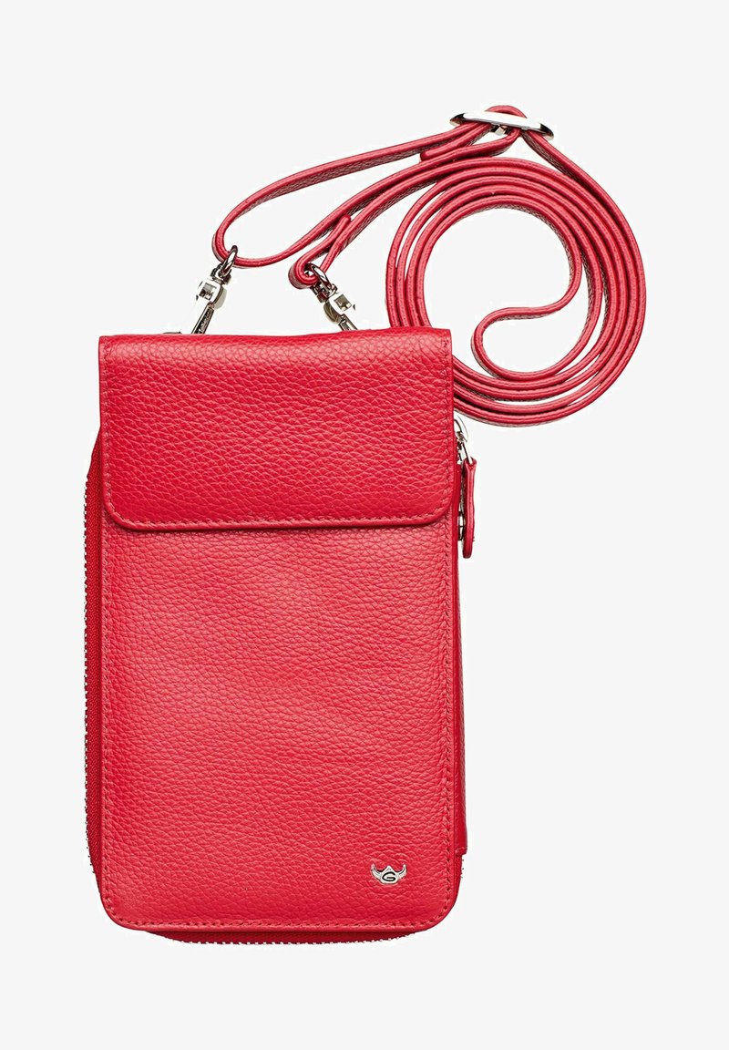 Sac bandoulière rouge en cuir avec une surface texturée, fermeture éclair, rabat supérieur et une longue sangle ajustable. Présente des accents en métal argenté.