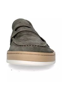 Scarpa in suede grigia con punta arrotondata, dettagli cuciti, suola in gomma beige e un design semplice della cinghia sul collo del piede. Aspetto pulito e moderno.