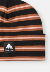 Beanie tricotat cu dungi în culorile negru, portocaliu și roz, cu manșetă pliată și o etichetă rectangulară neagră ce prezintă un logo cu munte.