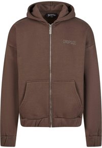 Hnedá mikina na zips vyrobená z mäkkej látky s predným vreckom a rebrovanými manžetami. Na hrudi je potlačené meno značky "DROPSIZE".