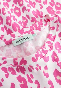 Roze luipaardprint stof met een zachte textuur, voorzien van een ronde halslijn en een label met de vermelding 'CODELLO' erin genaaid.