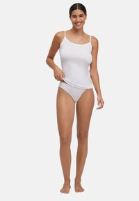 Canottiera bianca in cotone senza maniche con spalline sottili, design aderente e texture liscia, abbinata a slip bikini grigio chiaro.