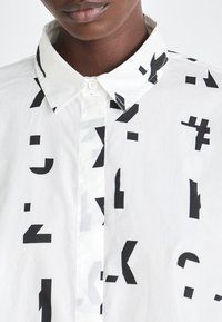 Marc Cain Nööpidega pluus - offwhite