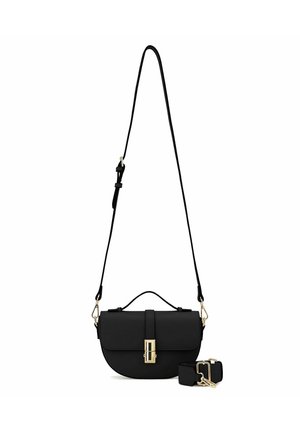 Borsa a tracolla nera con forma curvata, materiale liscio, accessori in oro e chiusura frontale. Include una tracolla removibile per maggiore versatilità.
