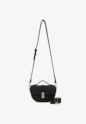 Bolso bandolera negro con forma curva, material suave, herrajes dorados y un cierre frontal. Incluye una correa desmontable para mayor versatilidad.