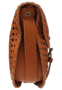 Braune Leder-Umhängetasche mit diamantförmigem Ausschnittmuster und geflochtenen Kanten, ausgestattet mit verstellbarem Schnallenriemen und Druckknopfverschluss.