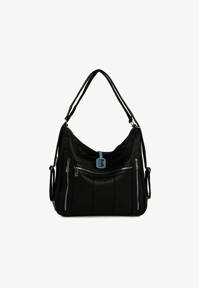 Sac à bandoulière en cuir noir au design souple, doté de deux poignées, de plusieurs poches zippées et d'une étiquette bleue à l'avant.