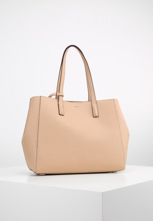 Beige nahkainen olkalaukku, jossa on kaksinkertaiset kahvat, suorakulmainen muoto ja hienovarainen rakenne, esillä valkoisella jalustalla.