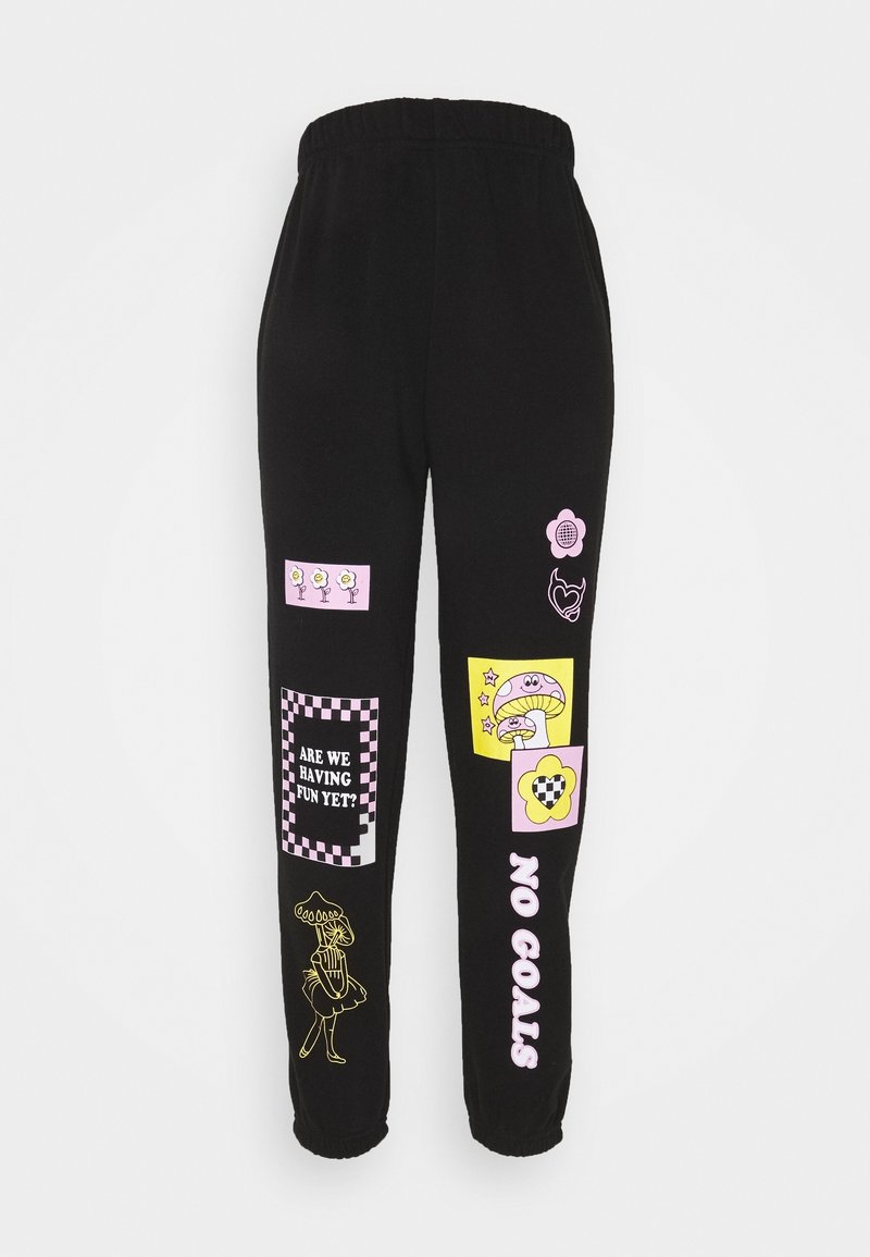 Pantaloni neri con vita elasticizzata, caratterizzati da stampe grafiche colorate che includono fiori, testi e design di cartoni animati in rosa e giallo.