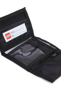 Portafoglio in tessuto nero con chiusura in velcro, dotato di tasca per ID trasparente, tasca con zip e campi personalizzati per nome e contatto.