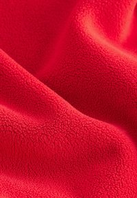 Rode fleece stof met een zachte, gestructureerde oppervlakte, met een licht gekreukt uiterlijk en een consistente kleur doorheen.