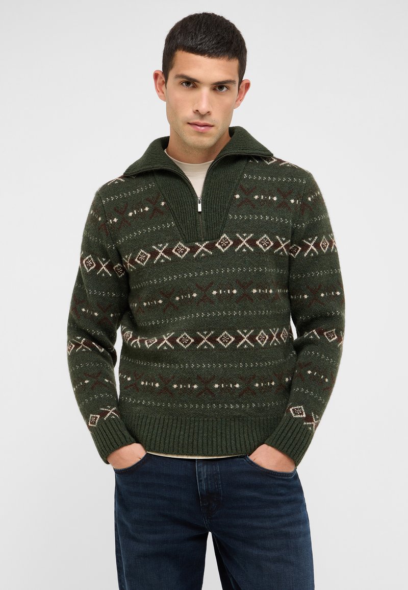 Grüner Strickpullover mit einem Viertel-Reißverschluss, versehen mit einem geometrischen Muster in Creme und Braun. Gerippte Bündchen und Saum, strukturierte Oberfläche.
