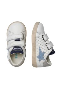 Zapatillas blancas para niños con correas de Velcro, diseño perforado, acento de estrella azul, talón gris y suela de goma clara para mayor agarre.