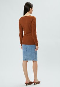 INFLUENCER V-NECK BASIC - Maglione - caramel