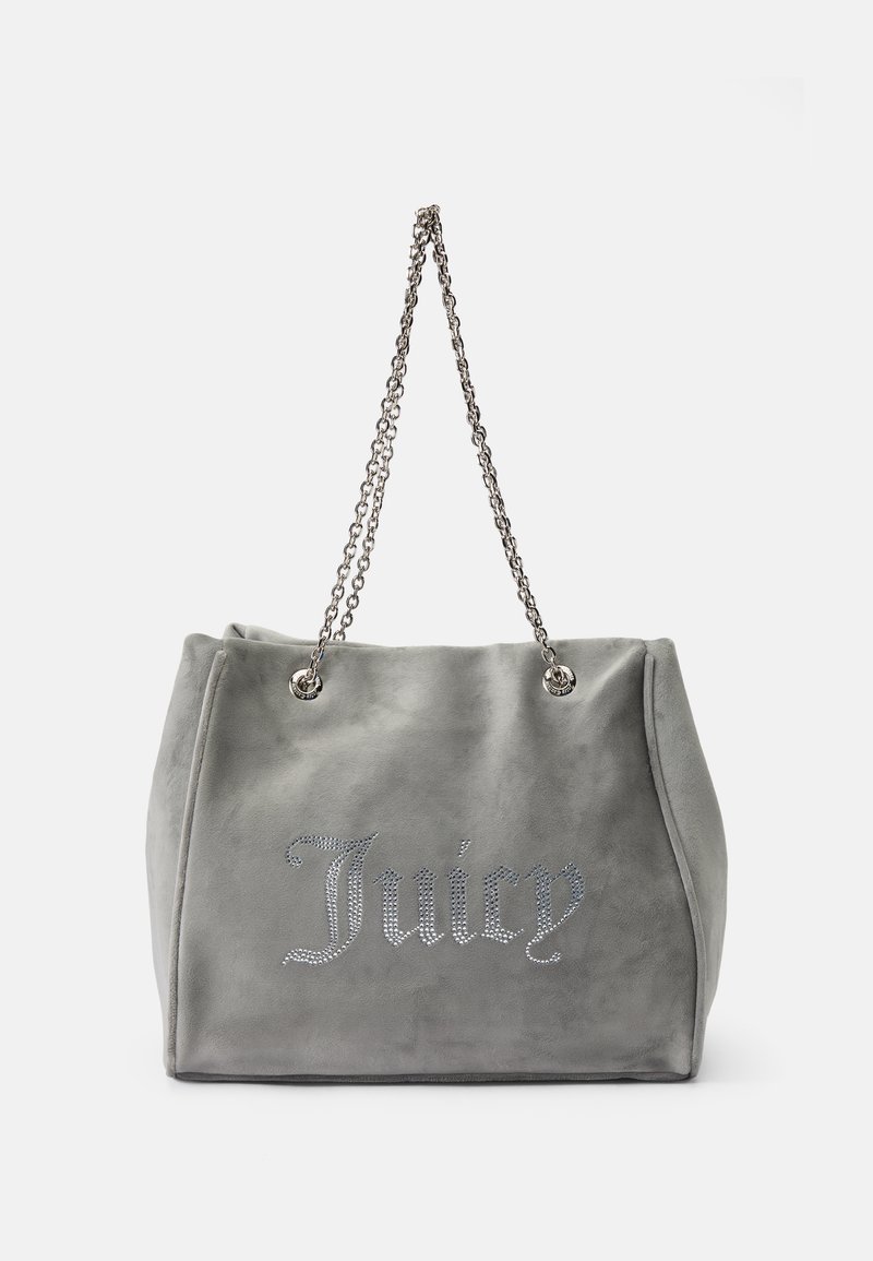 Borsa a tracolla in suede grigio con manici in catena argentata, caratterizzata da un logo "Juicy" in rhinestone scintillanti sulla parte frontale. Texture morbida, lati strutturati.