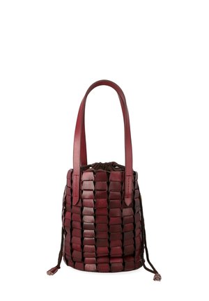 Borsa a secchiello in pelle bordeaux con trama intrecciata, chiusura a coulisse e due lunghe manici. Presenta una base liscia e strutturata e dettagli decorativi.
