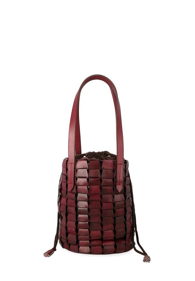 Borsa a secchiello in pelle bordeaux con trama intrecciata, chiusura a coulisse e due lunghe manici. Presenta una base liscia e strutturata e dettagli decorativi.