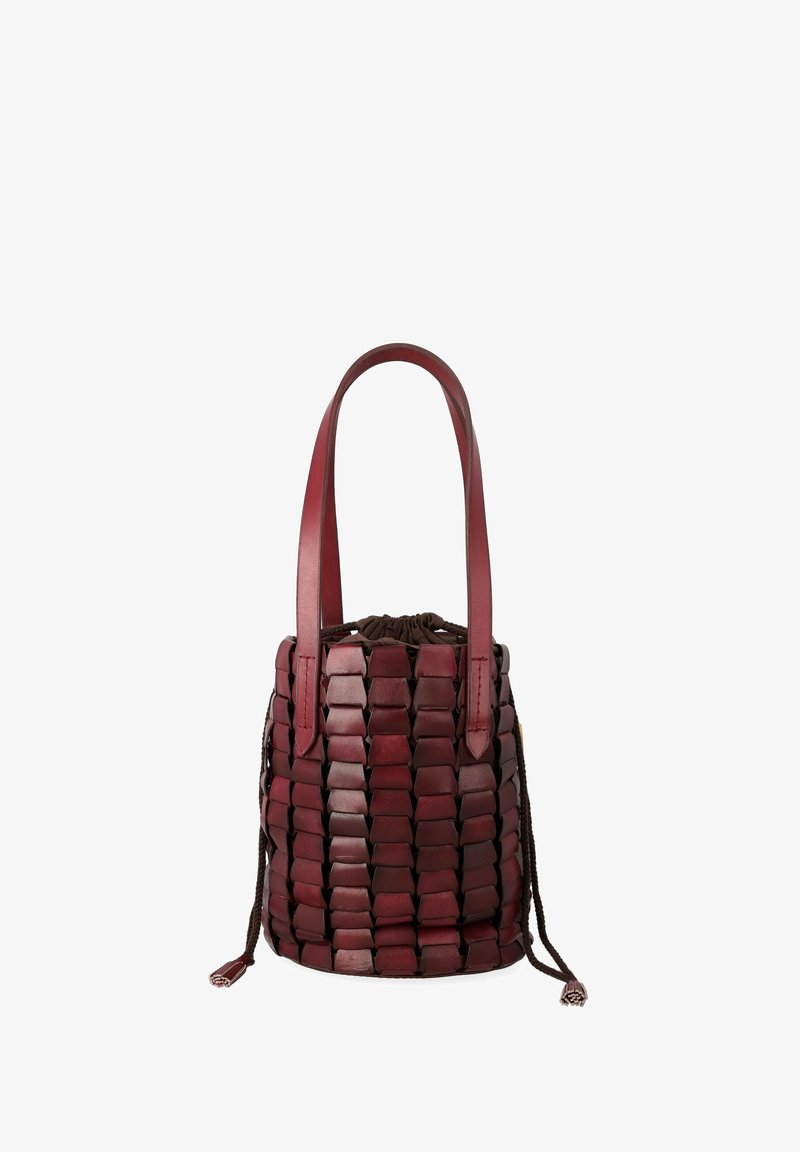 Borsa a secchiello in pelle bordeaux con trama intrecciata, chiusura a coulisse e due lunghe manici. Presenta una base liscia e strutturata e dettagli decorativi.