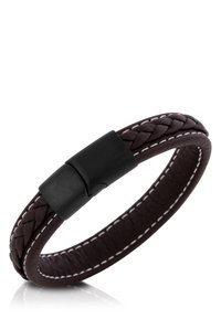 Brățară din piele împletită maro, cu cusături albe și un închizător negru. Are o textură netedă și un design rotunjit.
