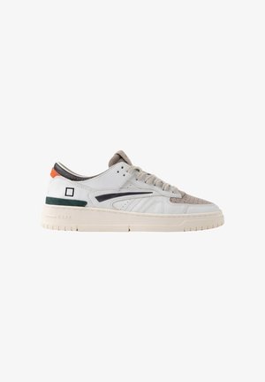 Sneaker in pelle bianca con accenti in suede grigio, punta texturizzata, suola intermedia beige e tallone a colori alternati con dettagli arancioni, verdi e blu navy.