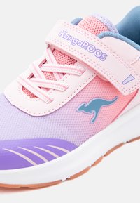 Παιδικό ροζ και μωβ δερμάτινο αθλητικό παπούτσι με το λογότυπο Kangaroos, ανοιχτό ροζ κορδόνια και έναν ιμάντα Velcro σε λευκή σόλα με καφέ πέλμα.