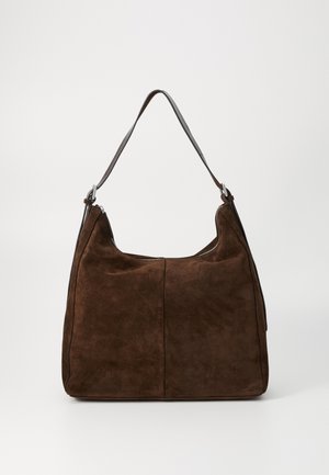 Sac à épaules en daim marron avec une texture lisse, une forme courbée et une seule sangle. Il comprend une fermeture à glissière et un design sans couture.