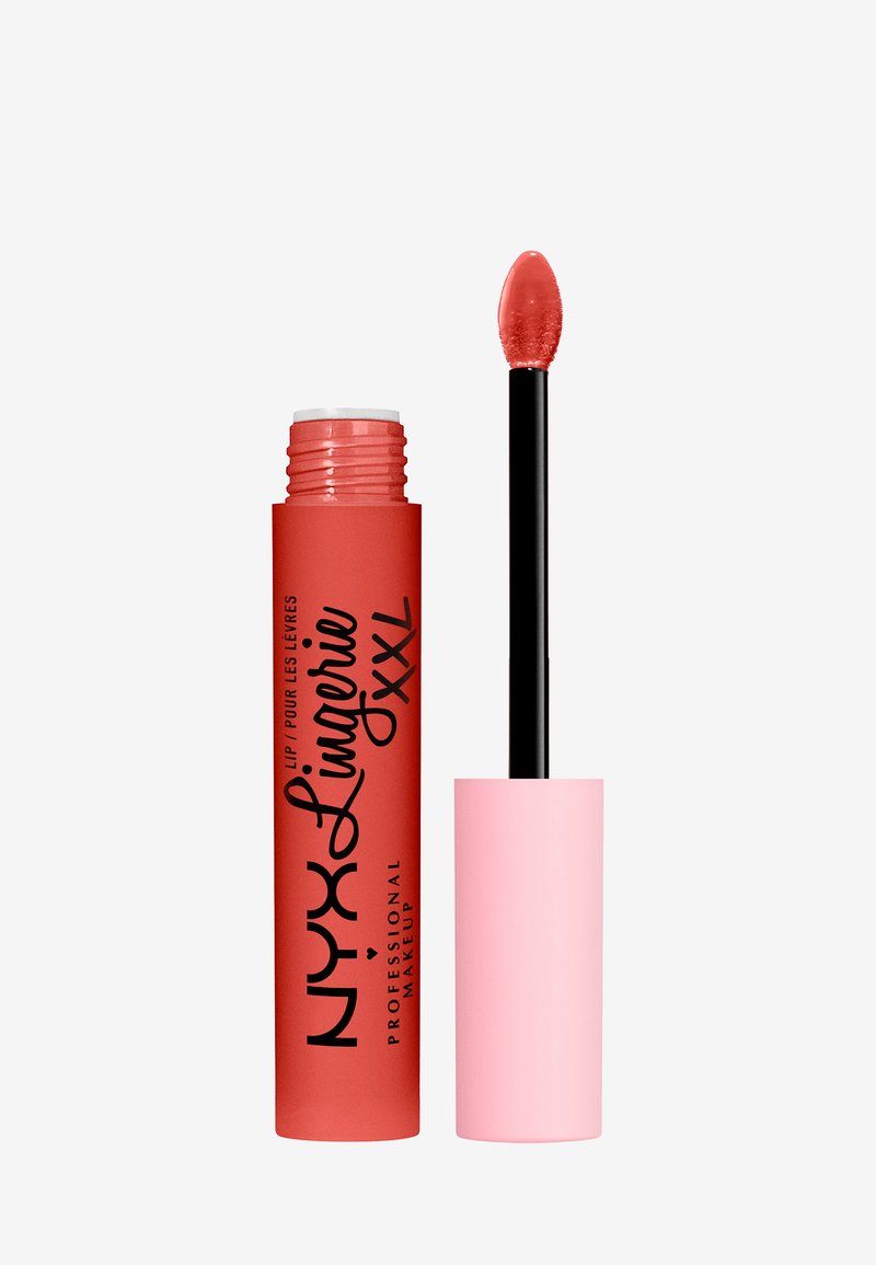Rossetto liquido NYX Lingerie XXL in una vivace tonalità corallo. Il tubetto è di un rosso opaco con testo nero; l'applicatore ha una punta affusolata e morbida per un'applicazione precisa.