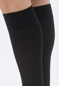 Sorte knæhøje leggings med en glat tekstur og en bred elastik i toppen for en sikker pasform, med et slankt, kropsnært design.