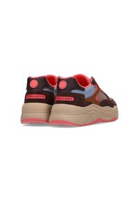 Bruine en blauwe sportschoenen met een gestructureerde bovenkant, levendige oranje accenten, gaaspanelen en een chunky beige zool. Logo op de hak.