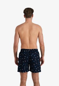 Marine zwemshorts met een patroon van kleurrijke strandiconen. Elastische tailleband met trekkoord, één achterzak.