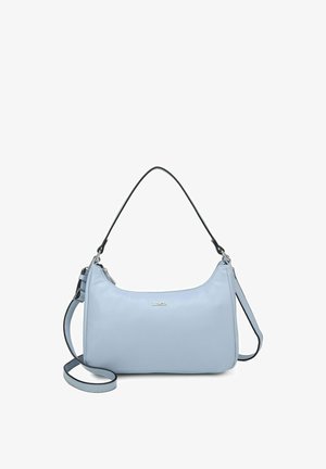 Bolso de mano de cuero azul claro con un diseño curvado, que cuenta con un asa corta y una correa para el hombro ajustable. Acentos de hardware en plata.