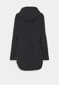 Chaqueta impermeable negra con capucha, con un corte recto, mangas largas y botones de ajuste lateral para una silueta entallada.