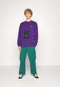 Carhartt WIP CHASE - Hosszú ujjú felső - tyrian