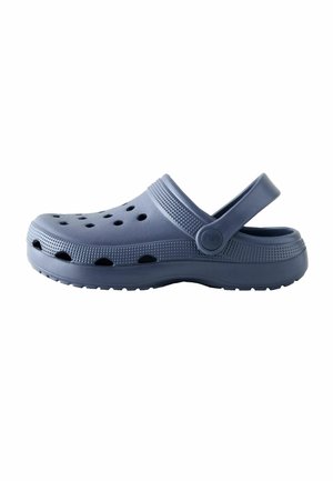 Blauer Gummiclumpen mit Fersenriemen, ausgestattet mit Belüftungslöchern und einem strukturierten Band rund um die Fußsohle für Komfort und Stabilität.