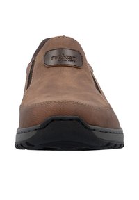 Braune Leder-Slipper mit runder Spitze, strukturierter Oberfläche und schwarzer Gummisohle. Mit einem gesteppelten Design und einem Logo-Akzent an der Seite.