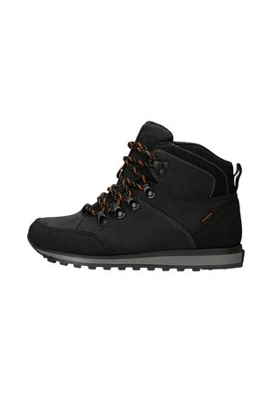 Botte de randonnée haute noire avec lacets à accents orange, œillets métalliques, bout texturé et semelle en caoutchouc grise.